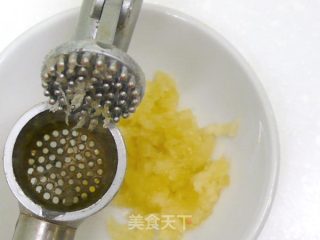 蒜蓉油膏鲑鱼《纸包鱼片 6》的做法步骤：2