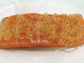 蒜蓉油膏鲑鱼《纸包鱼片 6》的做法步骤：3