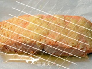 蒜蓉油膏鲑鱼《纸包鱼片 6》的做法步骤：6