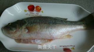清蒸鲈鱼的做法步骤：1
