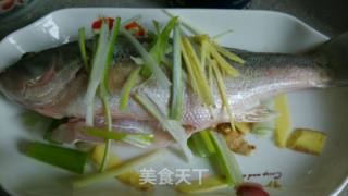 清蒸鲈鱼的做法步骤：2