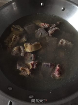 竹荪厚百叶老鸭汤的做法步骤：5