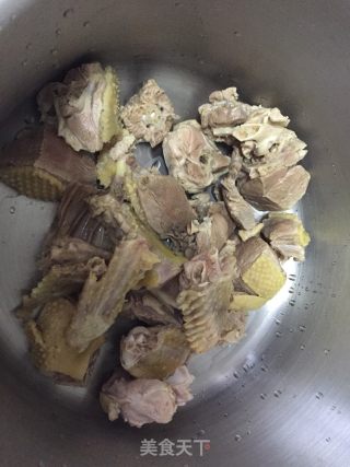 竹荪厚百叶老鸭汤的做法步骤：6