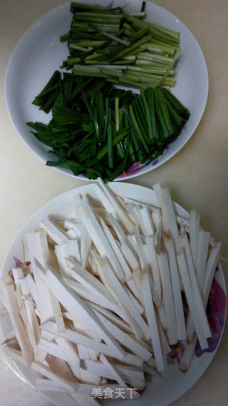 杏鲍菇炒韭菜的做法步骤：2