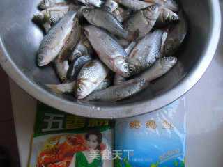 干炸小鱼的做法步骤：1