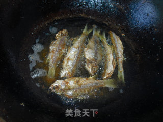 干炸小鱼的做法步骤：6