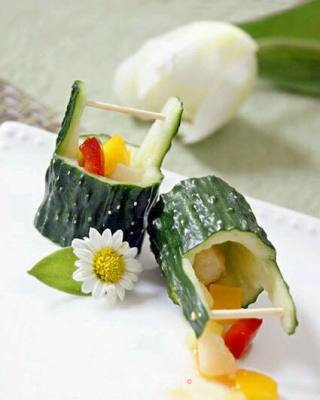 黄瓜木桶（菜品雕刻）的做法步骤：11