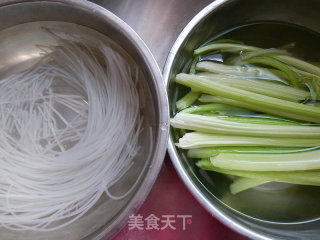 凉拌土豆粉芹菜的做法步骤：1