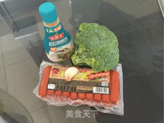 西兰花炒火腿的做法步骤：1