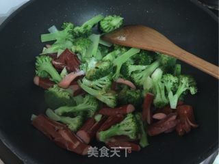 西兰花炒火腿的做法步骤：5