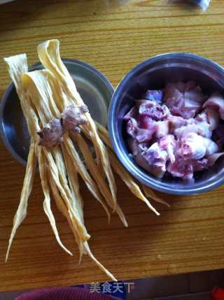 腐竹焖猪脚的做法步骤：1