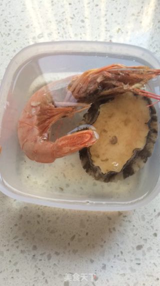 皮蛋瘦肉海鲜粥的做法步骤：1