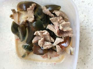 皮蛋瘦肉海鲜粥的做法步骤：2