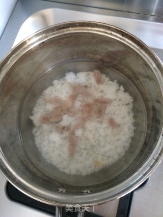 皮蛋瘦肉海鲜粥的做法步骤：3