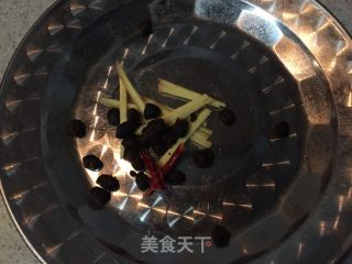 红烧带鱼的做法步骤：1