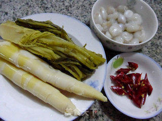雪菜笋尖炒目鱼蛋的做法步骤：1