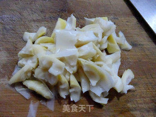 雪菜笋尖炒目鱼蛋的做法步骤：2
