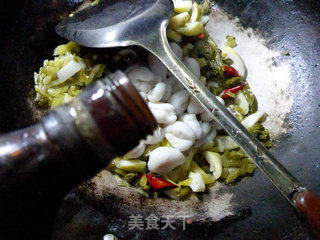 雪菜笋尖炒目鱼蛋的做法步骤：7