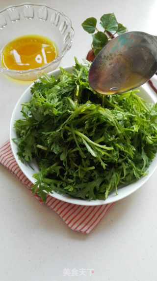 油醋汁拌茼蒿的做法步骤：7