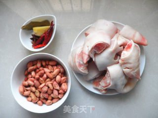 腐乳猪蹄炖花生的做法步骤：1