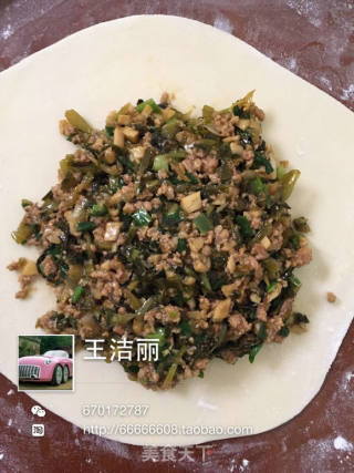麗寳葱香雪菜笋肉麦饼的处女作的做法步骤：5