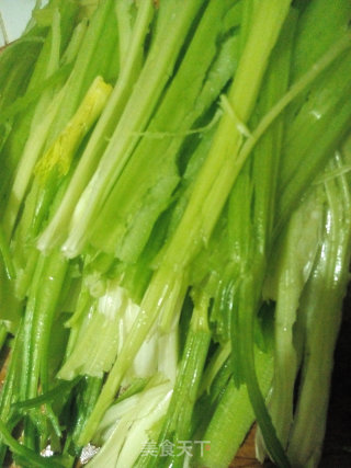 春季除燥，首选芹菜  芹菜猪肉烫面蒸饺的做法步骤：2