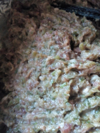 春季除燥，首选芹菜  芹菜猪肉烫面蒸饺的做法步骤：4
