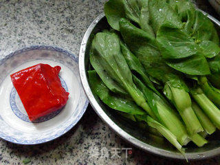 红培根炒菜芯的做法步骤：1