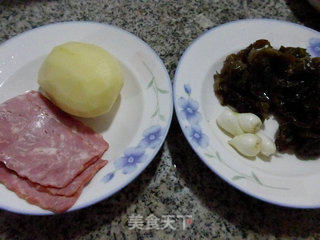 培根黑木耳炒土豆的做法步骤：1
