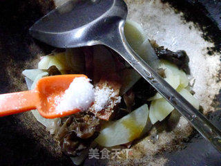 培根黑木耳炒土豆的做法步骤：11