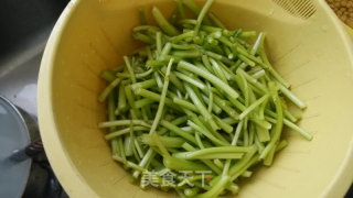 茼蒿杆炒香干的做法步骤：1