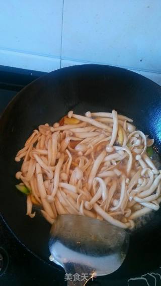 清炒海鲜菇的做法步骤：4