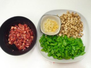 孜然牛丁炒甜豆  ★口口牛排 3的做法步骤：2