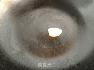 奶白萝卜丝鲫鱼汤的做法步骤：2