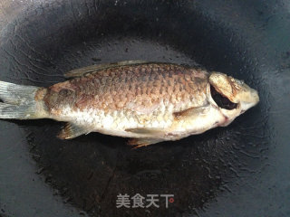 奶白萝卜丝鲫鱼汤的做法步骤：4