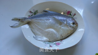 红烧野生鲳鱼的做法步骤：1