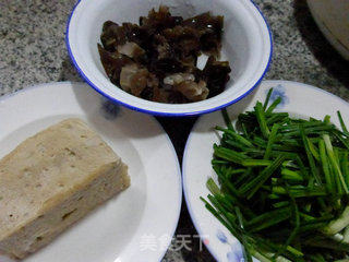 野葱黑木耳炒烤麸的做法步骤：1
