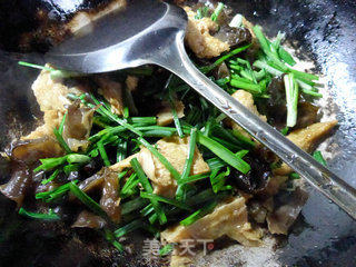 野葱黑木耳炒烤麸的做法步骤：6