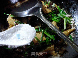 野葱黑木耳炒烤麸的做法步骤：7