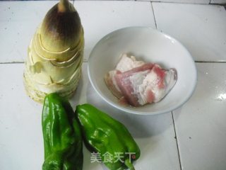 五花肉烧春笋的做法步骤：1