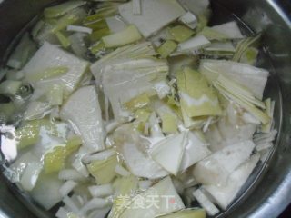 五花肉烧春笋的做法步骤：3