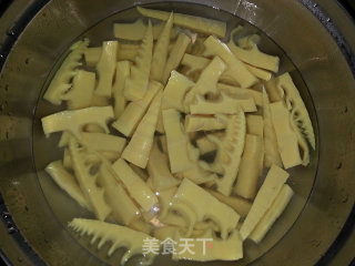 油焖春笋的做法步骤：1