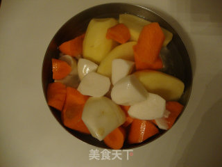 山药芋头土豆炖羊排的做法步骤：1
