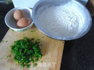 葱花鸡蛋饼的做法步骤：1