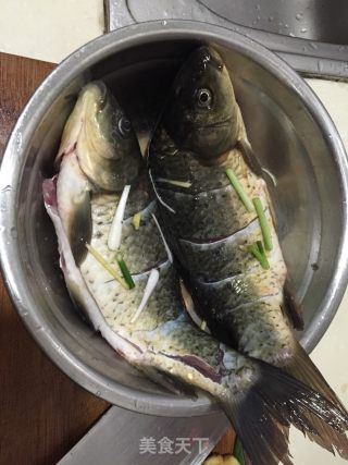 红烧鲫鱼的做法步骤：1