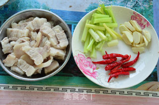 花菜炒肉的做法步骤：1