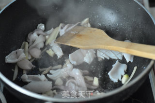 青椒鱿鱼卷的做法步骤：5