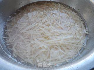 东北家常菜——酸辣土豆丝的做法步骤：2