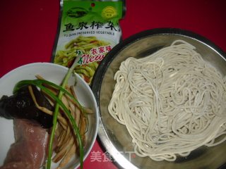 榨菜肉丝面的做法步骤：1
