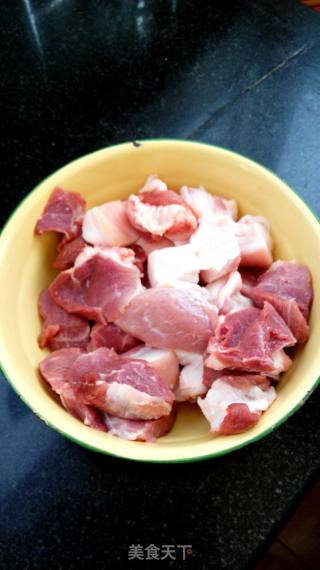 红酒可乐焖肉块的做法步骤：1